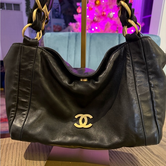 CHANEL Black Leather with Chunky Gold Chain Shoulder Bag - Full Inculsion - Picture 2 of 13